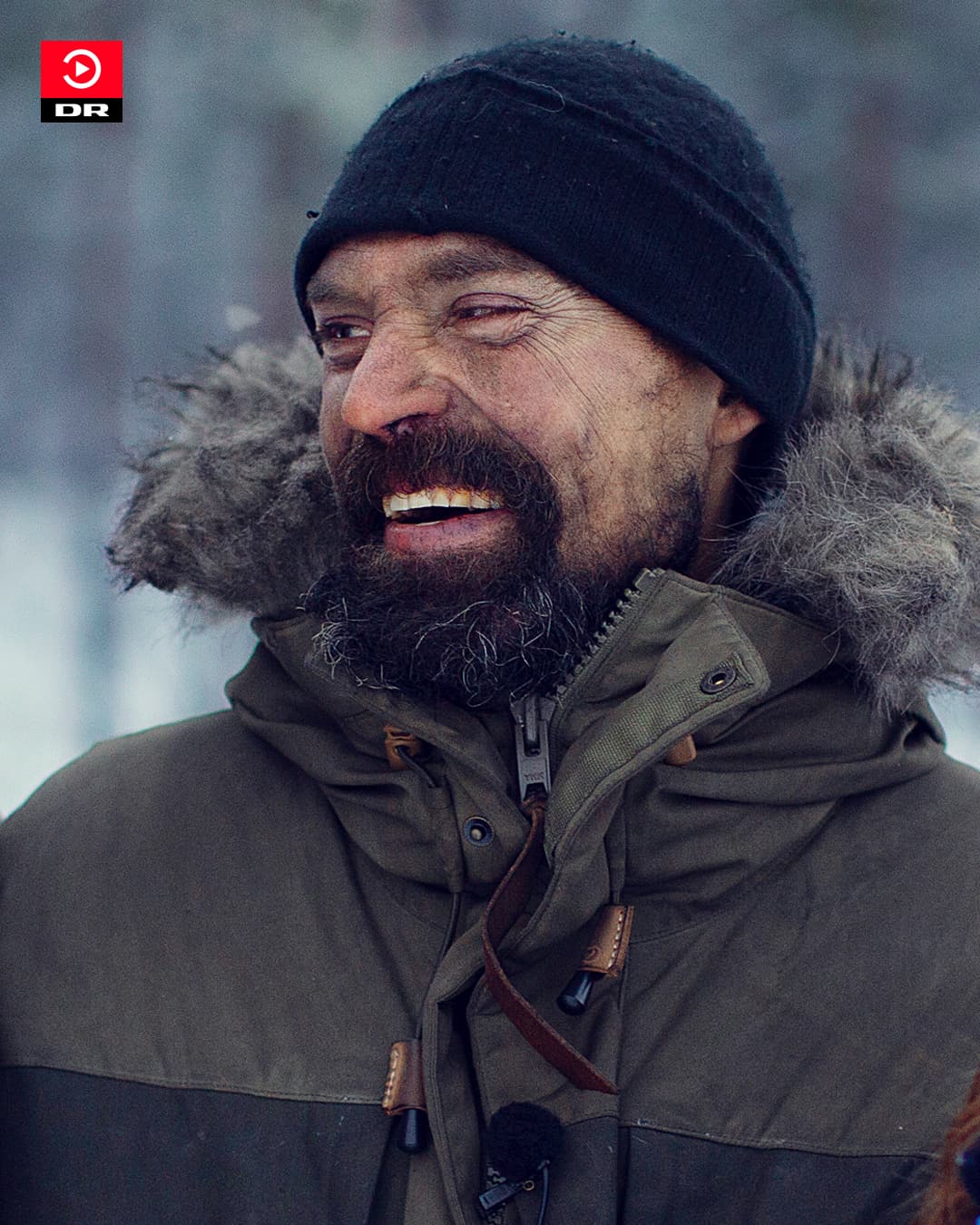 Rasmus Kragh smiler i den finske vildmark under Alene i Vildmarken