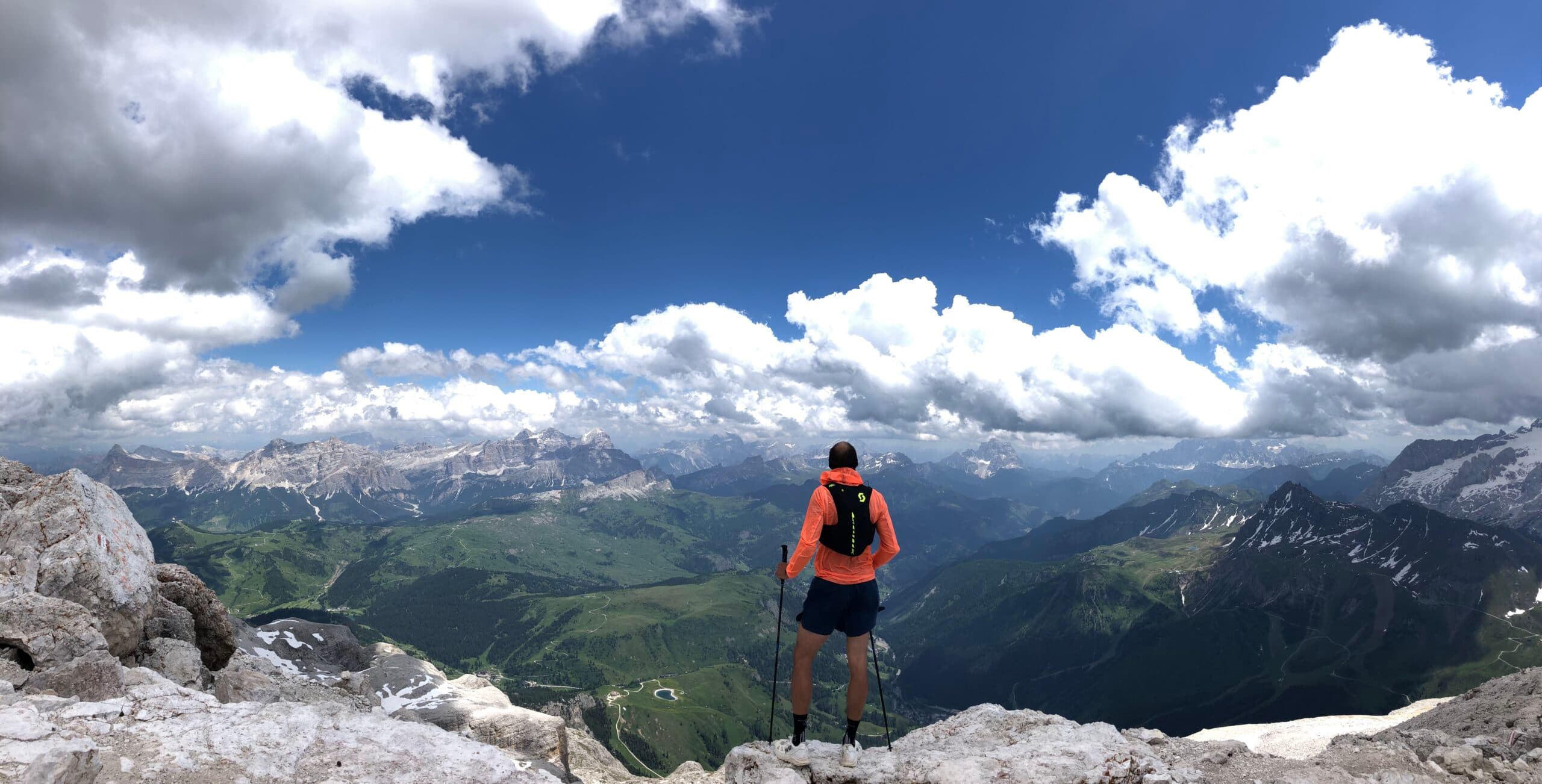 Rasmus Kragh ser ud over tinderne i Dolomitterne