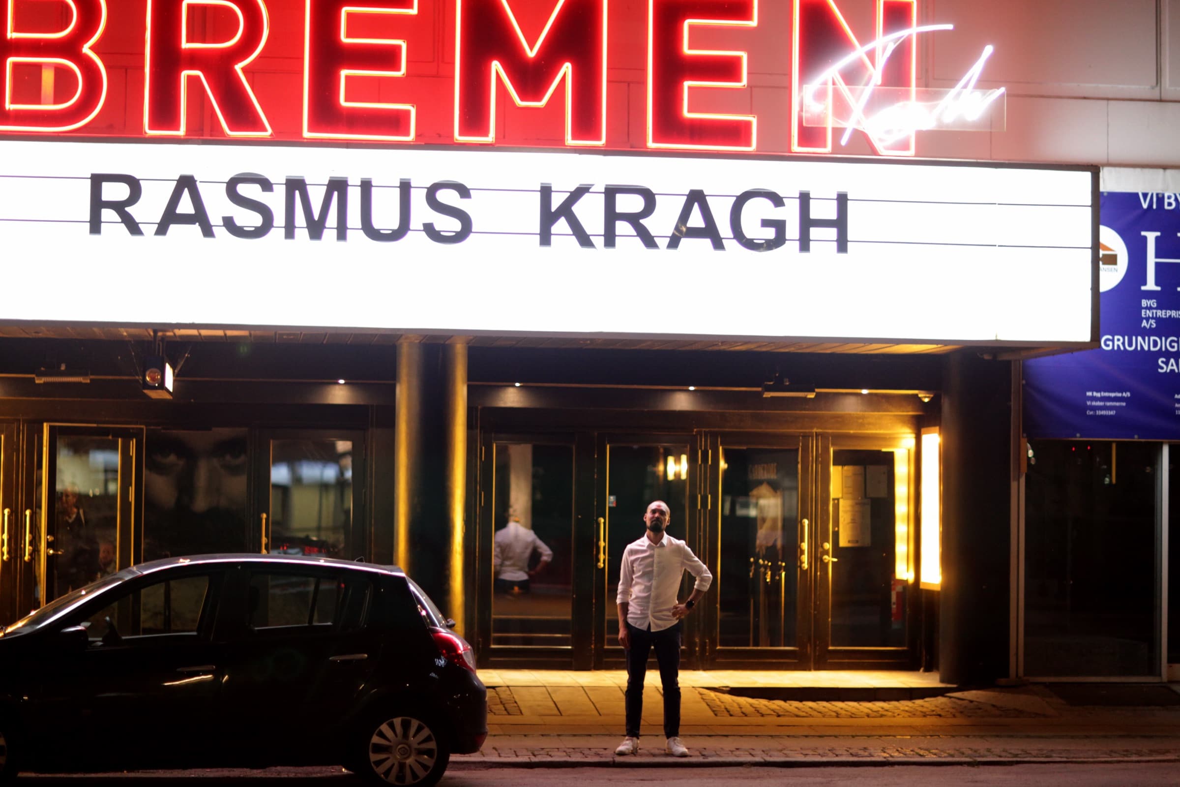 Rasmus Kragh foran Bremen Teater med sit navn på facaden