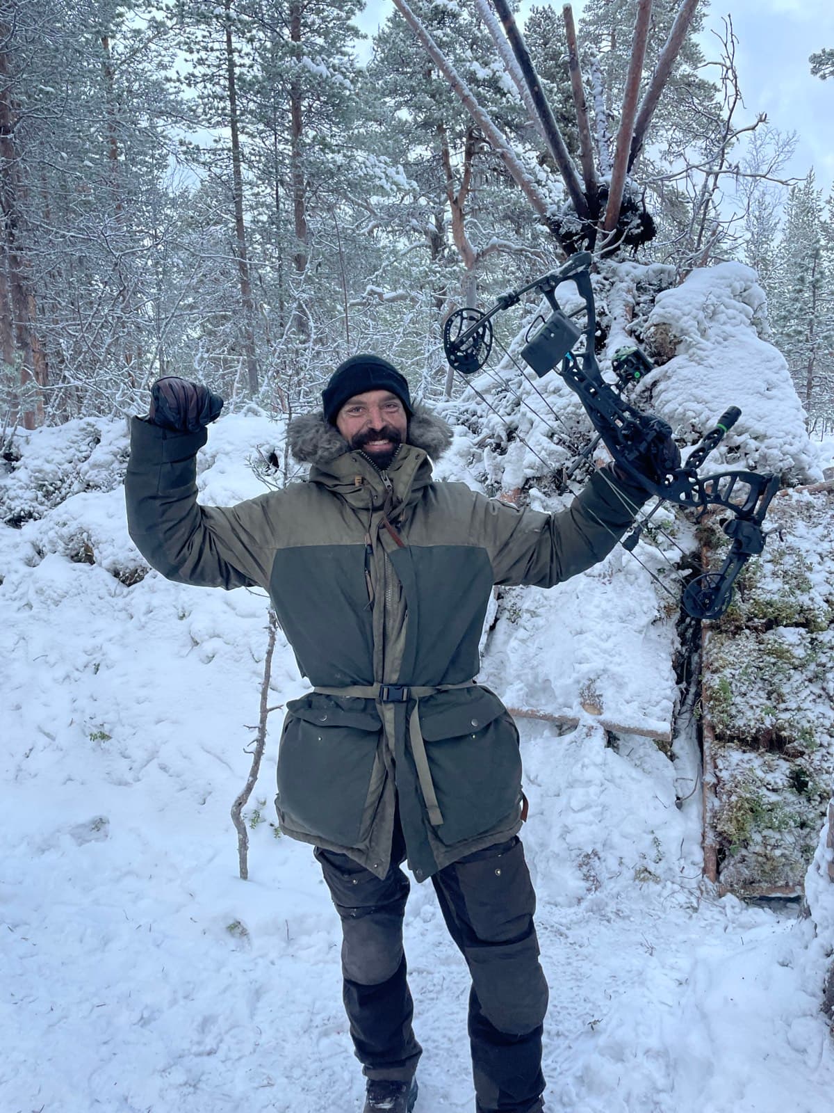 Rasmus Kragh med bue i sneklædt skov