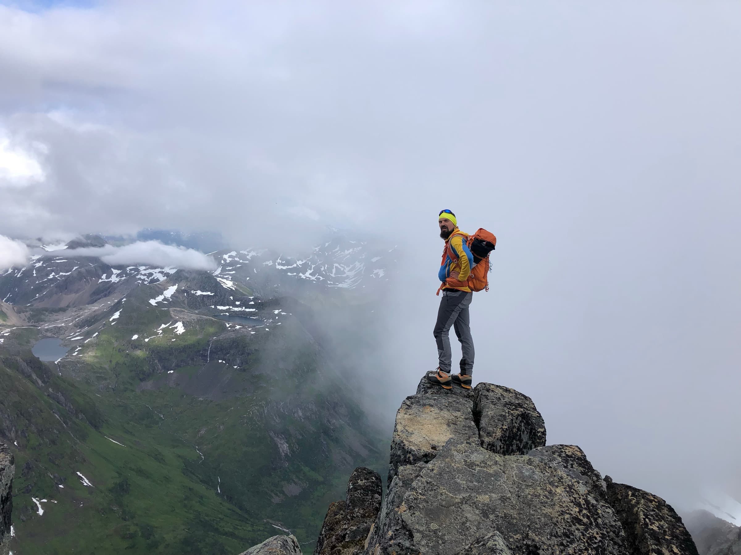 Rasmus Kragh står på en tåget fjeldtop