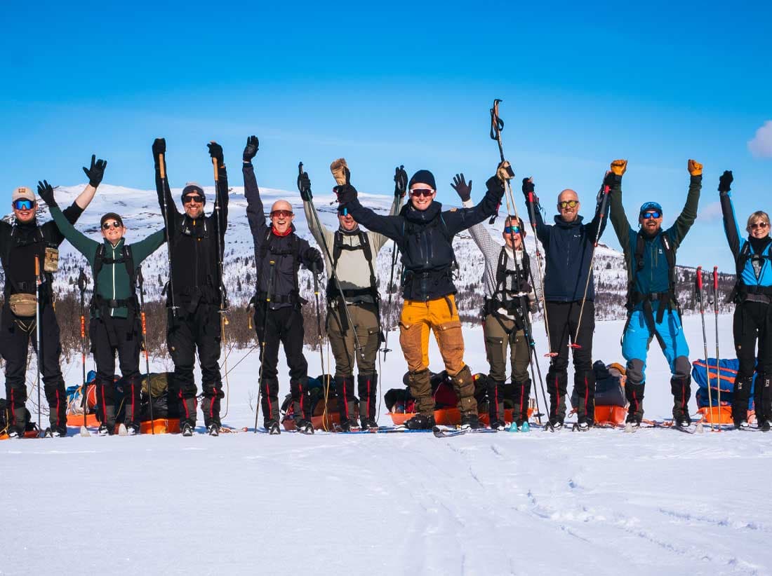 Jublende gruppe på skitur i fjeldet